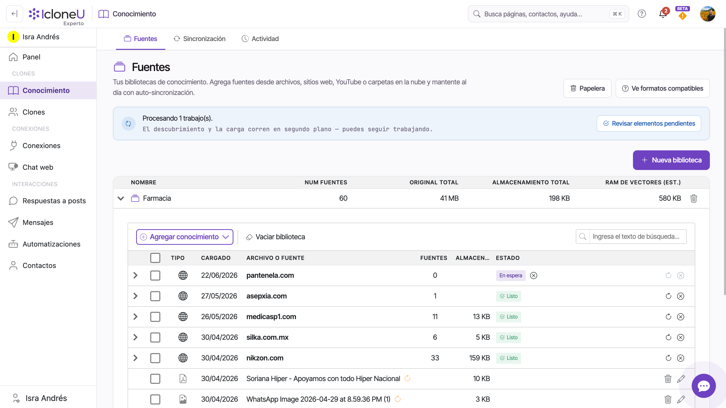 La sub-pestaña Fuentes con un sitio web todavía En espera, los demás sitios web con Listo y los archivos subidos en sus propias filas, sin estado