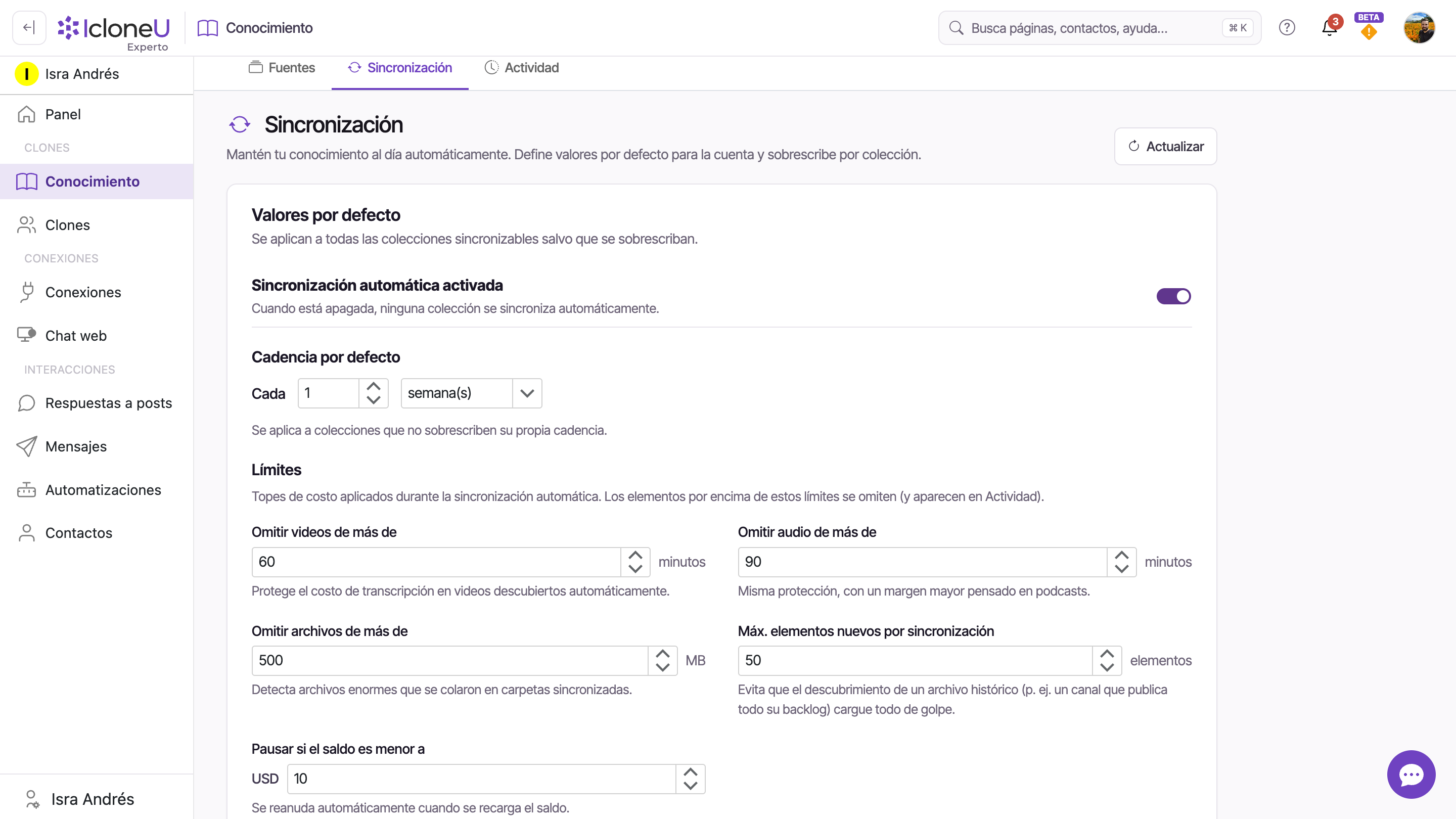 La sub-pestaña Sincronización: Valores por defecto con el interruptor de auto-sincronización, la cadencia y los Límites, y la tabla de Sobrescrituras por colección debajo